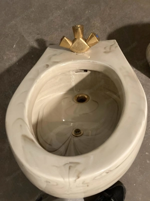 Bad Ausstattung mit vergoldeten Armaturen und viel Zubehör ebenfalls vergoldet