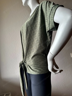 Sommerbluse Gr. 40 - luftig & leicht - Lochmuster - olivgrün - wie neu Bild 5