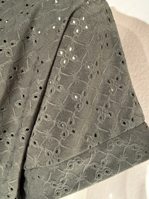 Sommerbluse Gr. 40 - luftig & leicht - Lochmuster - olivgrün - wie neu Bild 6