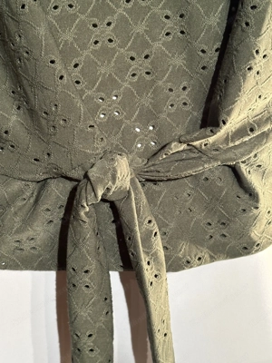 Sommerbluse Gr. 40 - luftig & leicht - Lochmuster - olivgrün - wie neu Bild 8