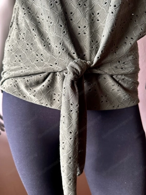 Sommerbluse Gr. 40 - luftig & leicht - Lochmuster - olivgrün - wie neu Bild 4