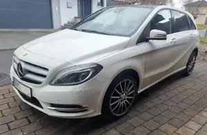 Mercedes Benz B200   AHK Panorama Automatik  Leder 8-fach bereift 