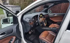 Mercedes Benz B200   AHK Panorama Automatik  Leder 8-fach bereift  Bild 4