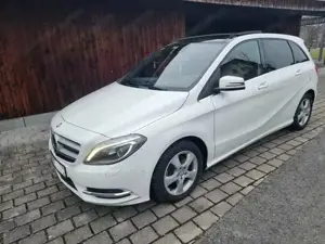 Mercedes Benz B200   AHK Panorama Automatik  Leder 8-fach bereift  Bild 3