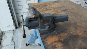 Werkbank mit Schraubstock Bild 5