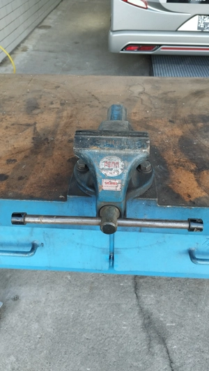 Werkbank mit Schraubstock Bild 4