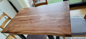 Edler Baumkantentisch Akazienholz, Unikat Bild 3