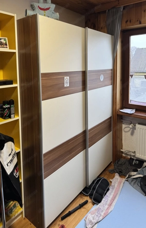 Kleiderschrank Bild 2