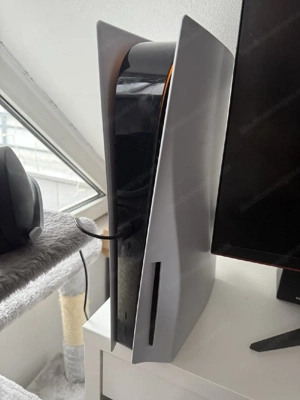 Sony PlayStation 5 DualSense mit Controllern und Spielen Bild 3