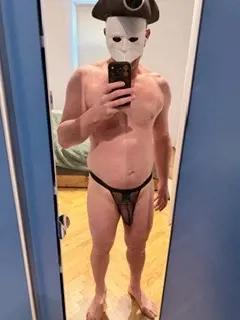 Maskierter Gentleman sucht aufgeschlossene Paare oder prickelnde Saunabegleitung Bild 3