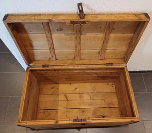 schöne alte Holztruhe Bild 3