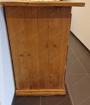 sehr alte Kommode Bild 4