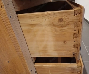 sehr alte Kommode Bild 3