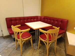 Eckbank mit Tisch und Stühlen