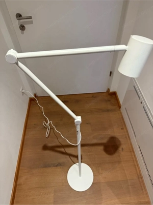 Stehleuchte aus Metall Bild 2