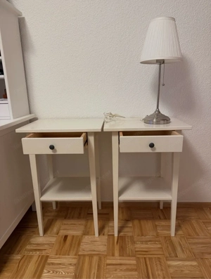 Nachtkästchen mit Lampe Bild 2