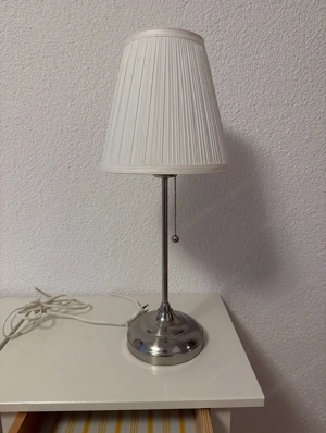 Nachtkästchen mit Lampe Bild 3