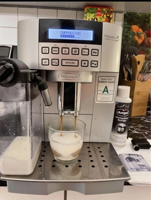 DeLonghi ECAM 22.360.S Kaffee-Vollautomat (1.8 Liter, 15 bar, 1450 Watt, Milchbehälter) silber Bild 2