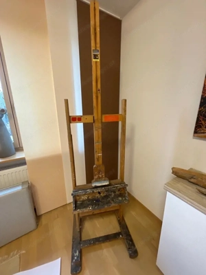 Staffelei von Künstlerin  Bild 3