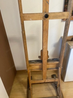 Staffelei von Künstlerin  Bild 5