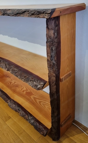 Regal aus massiver Lärche mit Rinde Bild 4