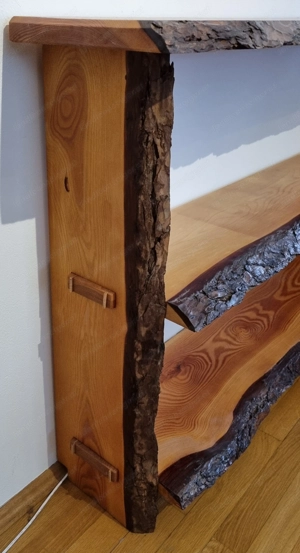 Regal aus massiver Lärche mit Rinde Bild 3
