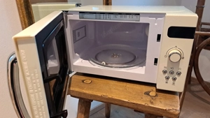 Neuwertige, kaum gebrauchte Mikrowelle im Retrostil Bild 2