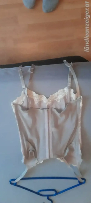 Zu verkaufen, Corsage 