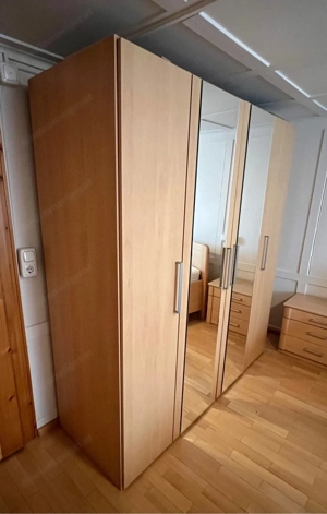 Kleiderschrank Bild 3