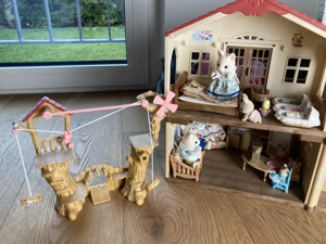 Sylvanian Stadthaus inklusive Einrichtung und vielen Figuren Bild 2
