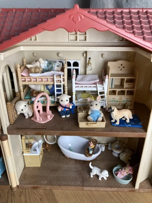 Sylvanian Stadthaus inklusive Einrichtung und vielen Figuren Bild 5