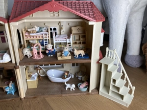 Sylvanian Stadthaus inklusive Einrichtung und vielen Figuren Bild 3