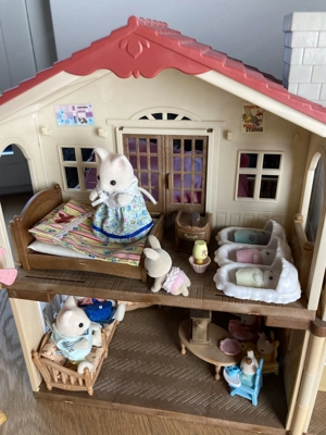 Sylvanian Stadthaus inklusive Einrichtung und vielen Figuren Bild 4
