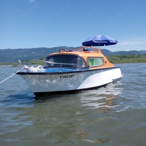 Kajüt-Motorboot mit Anhänger