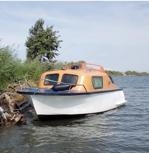 Kajüt-Motorboot mit Anhänger