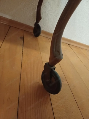 aktikes Tischchen auf Rollen Bild 2
