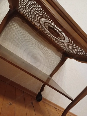 aktikes Tischchen auf Rollen Bild 4