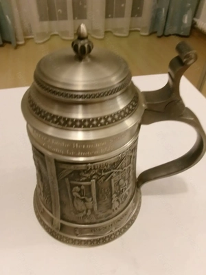 Bierkrüge aus Steingut und Zinn