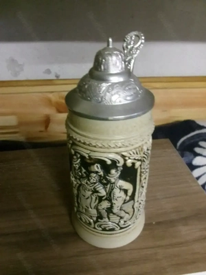 Bierkrüge aus Steingut und Zinn Bild 2