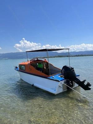 Kajüt-Motorboot mit Anhänger Bild 2