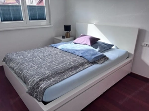 Schlafzimmer Bett und Nachtkasten 