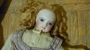 Alte Puppe zum Identifizieren Porzellankopf Lederkörper  Bild 2