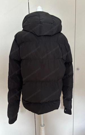 Schwarze Daunenjacke mit lässigen Details Bild 5
