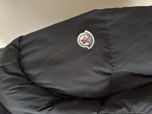 Schwarze Daunenjacke mit lässigen Details Bild 4