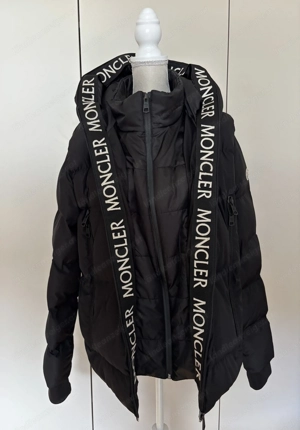 Schwarze Daunenjacke mit lässigen Details Bild 2