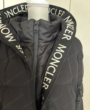 Schwarze Daunenjacke mit lässigen Details Bild 3