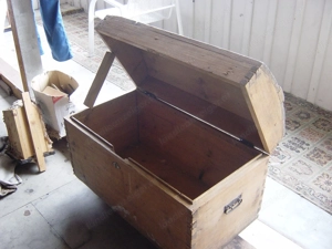 Alte Holztruhe  Bild 2