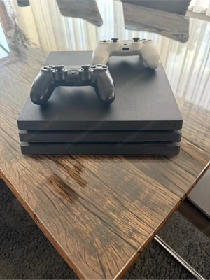 ps 4 pro mit zwei kontroler Bild 2