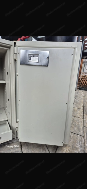 Tresor mit Code und Schlüssel  Bild 5