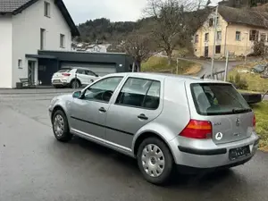 VW Golf Silber metallic Baujahr 2001 Bild 2